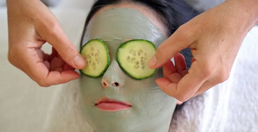 Gesichtsmaske mit Gurkenscheiben auf den Augen