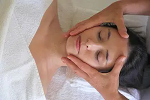 Gesichtsmassage bei einer Frau