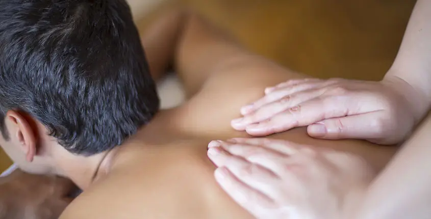 Rückenmassage bei einem Mann