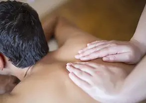 Rückenmassage bei einem Mann